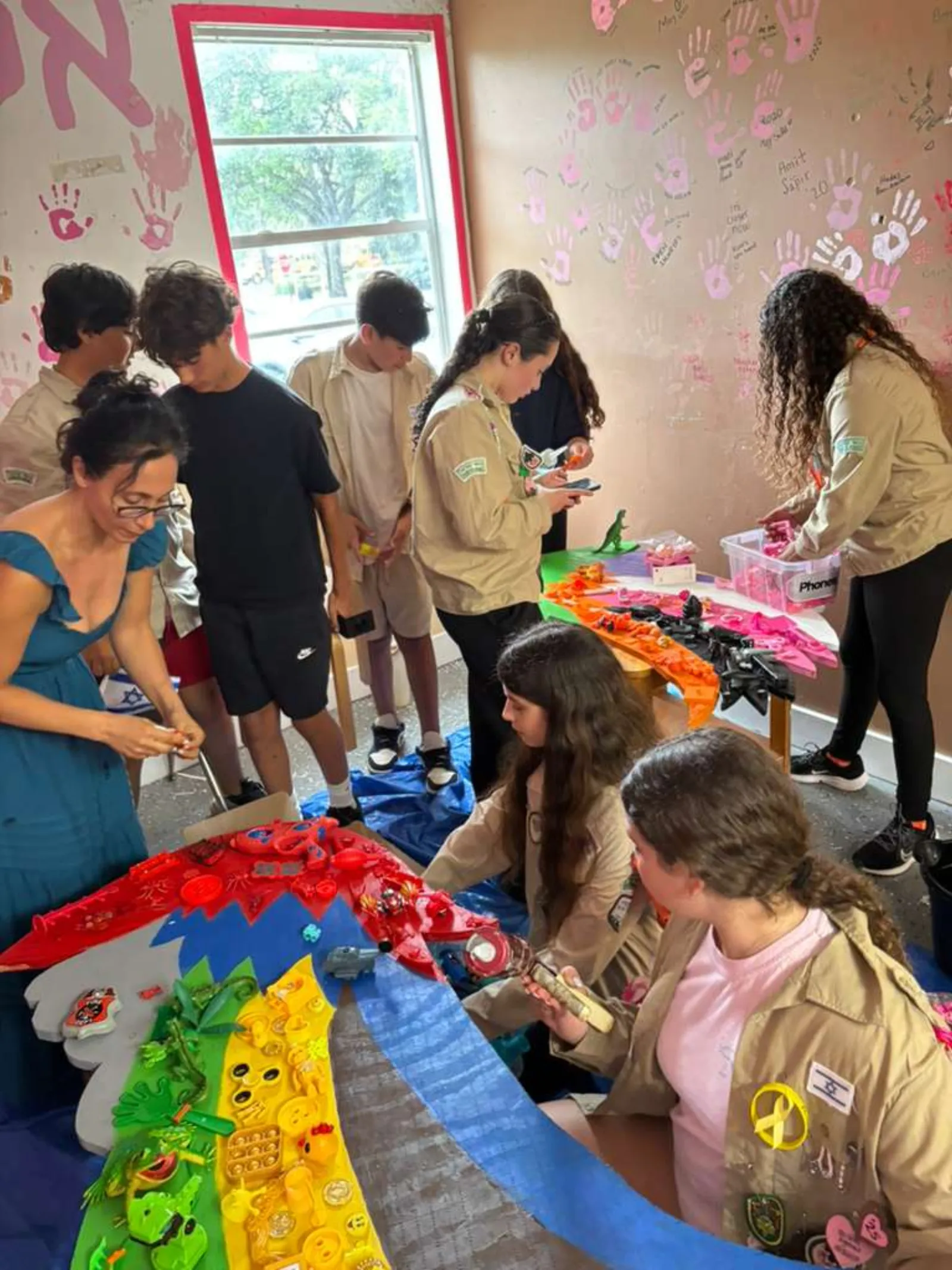 קיר ההנצחה של השבט עם טביעות יד ורודות וחומות